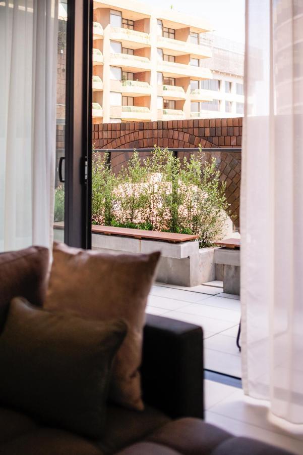 Skye Suites 시드니 외부 사진 A view of the garden from the living room